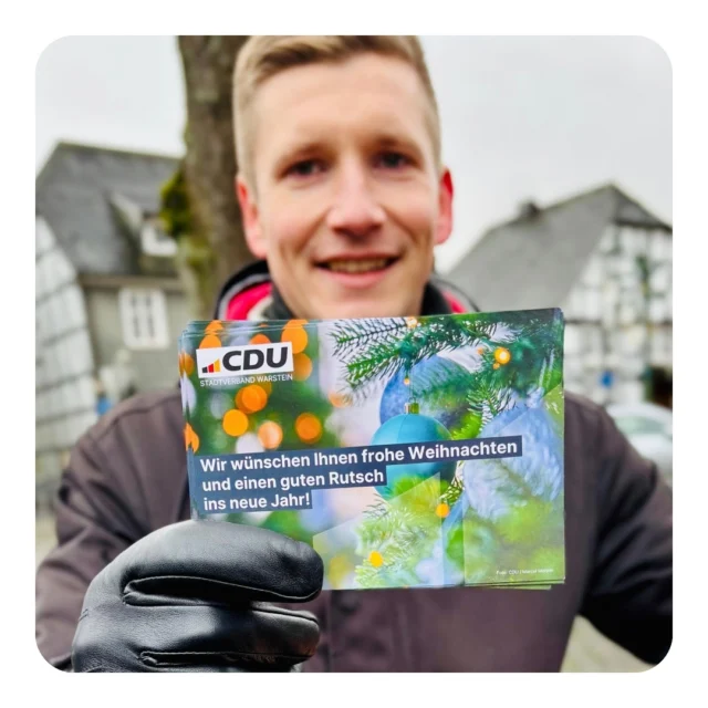 Winterwahlkampf mitten in #Warstein 🎅 Zusammen mit dem CDU-Bundestagskandidaten Oliver Pöpsel haben wir Weihnachtsgrüße verteilt und uns mit vielen Bürgerinnen und Bürgern ausgetauscht. Themen diskutieren, Anregungen mitnehmen oder einfach nur zuhören. Es geht wohl nichts über den persönlichen Kontakt 😊🤝 Das lassen wir uns auch vom schlechten Wetter nicht nehmen… und außerdem ist uns das unsere Demokratie wert 💪😎Schönes Wochenende! @oliverpopsel @cdu_stadtverband_warstein #CDU