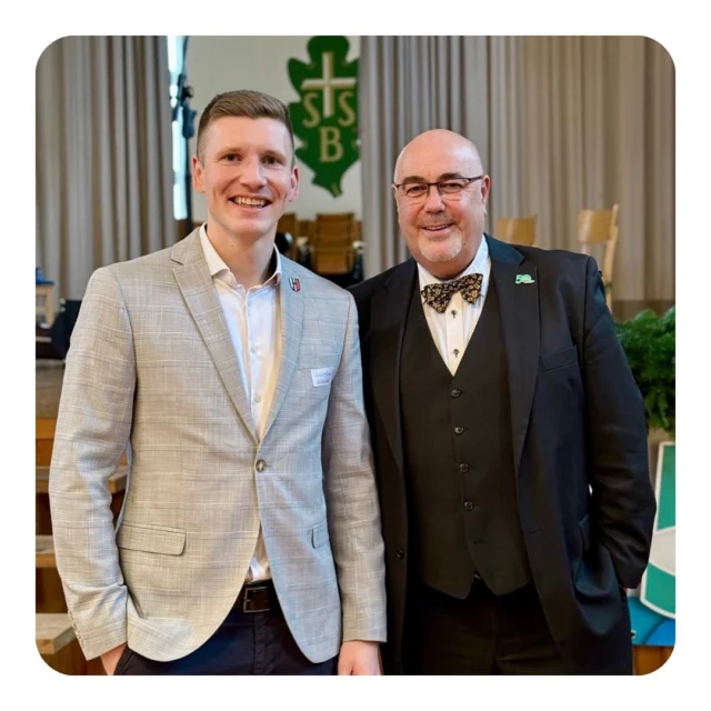 Neujahrsempfang der #StadtWarstein 2025 in #Allagen zusammen mit unserem Bürgermeister Thomas Schöne. Der Empfang sowie das ganze Jahr steht 50 Jahre nach der kommunalen Neugliederung unter dem Motto „Neun Ortsteile - eine Stadt“, ein Leitspruch, der auch in den kommenden Jahren seine Aktualität nicht verlieren soll!🤝 Wie jedes Jahr eine großartige Veranstaltung mit einem kurzweiligen Programm, um ins Gespräch zu kommen und zu netzwerken.✌️ Danke an Jeroen und Sarah Tepas vom Stadtmarketing sowie allen Helfern und Sponsoren für die großartige Organisation! Ein gelungener Jahresauftakt! Frohes neues Jahr allerseits!🥳 #StadtWarstein #Allagen #Spinnrath2025 @thoschoene @stadtmarketing.warstein @cdu_stadtverband_warstein @st._seb._schuetzen_allagen