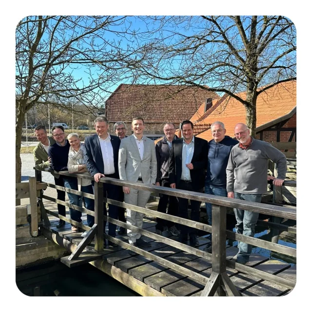 Wiedersehen mit alten Bekannten 🤝 Heute durfte ich die südwestfälischen CDU-Landtagsabgeordneten am historischen Ensemble Stütings Mühle in Belecke begrüßen. In meiner Zeit als Büroleiter von Jörg Blöming MdL war ich selber auf dem sog. „Südwestfalen-Flur“ im NRW-Landtag tätig, daher habe ich mich sehr über den Besuch gefreut! Dabei waren u.a. der Vorsitzende der CDU-Landtagsfraktion Thorsten Schick und der parlamentarischer Geschäftsführer derselbigen Fraktion Matthias Kerkhoff sowie Staatssekretär a.D. Klaus Kaiser. Mit dem historischen Ensemble Stütings Mühle wurde den Abgeordneten durch Hans-Jürgen Raulf, Udo Döben sowie Matthias Leifeld ein prägnanter Einblick in das vielfältige Angebot in Belecke gegeben. Es ist deutlich geworden, was hier mit Hilfe von Fördergeldern und guter Zusammenarbeit von Land, Stadt und ehrenamtlichen Engagement erreicht werden konnte. Persönlich ist es mir wichtig, meine Kontakte aus meiner Zeit im Landtag zu pflegen, auch um die Anliegen unserer Stadt Warstein zukünftig an den richtigen Stellen effektiv adressieren zu können. Für heute gilt mein Dank aber den Abgeordneten für ihre reges Interesse und besonders dem Kultur- und Heimatverein Badulikum für die Organisation und ihren anhaltenden Einsatz. Wir sehen uns -spätestens- beim Belecker Sturmtag wieder! #Belecke #StadtWarstein #Spinnrath2025 @kuh_belecke @joergbloeming @thorsten_schick @matthiaskerkhoff @ankefuchsdreisbach @matthiasj.eggers @klauskaisercdu @cdu_fraktion_nrw @stadtmarketing.warstein