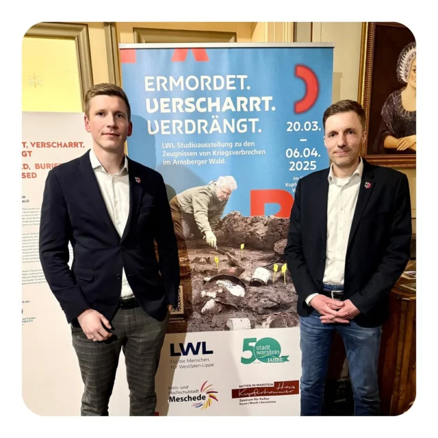 ERMORDET, VERSCHARRT, VERDRÄNGT – Gestern fand die Ausstellungseröffnung anlässlich des 80. Jahrestags des Massakers an über 200 Zwangsarbeiterinnen und Zwangsarbeitern im Arnsberger Wald in Warstein, Suttrop und Eversberg statt. Mit dabei war u. a. unser interkommunaler Stadtarchivar Dr. Lukas Grawe (zuständig für Warstein & Rüthen), der die Ausstellung von Seiten der Kommune federführend mitbegleitet hat.

Dr. Marcus Weidner (LWL-Institut für westfälische Regionalgeschichte) und Dr. Manuel Zeiler (LWL-Archäologie Westfalen) gaben einen detaillierten Einblick in ihre Forschungsergebnisse rund um die Mordaktionen 1945 und die vor wenigen Jahren stattgefundene Ausgrabung in unseren heimischen Wäldern. Beim Massaker im Arnsberger Wald handelt es sich um das größte Kriegsendphasenverbrechen auf deutschem Boden (abseits der Konzentrationslager).

Für mich war der einprägsame Abend auch ein erneutes Eintauchen in meine erste Profession (BA Politik- & Geschichtswissenschaften 2018, MA Geschichtswissenschaften 2022), habe ich mich doch in meiner Masterarbeit mit dem Zweiten Weltkrieg (Fokus: Warschauer Ghetto) intensiv beschäftigt. Die Frage, wie wir mit unserer Geschichte umgehen, treibt mich seit der Schulzeit um.

Ich möchte daher ausdrücklich für diese Ausstellung werben: Sie macht deutlich, dass das „Dritte Reich“ samt seiner Verbrechen nicht irgendwo in der Vergangenheit stattgefunden hat – sondern auch Teil unserer örtlichen Geschichte ist. Durch Ausstellungen wie diese wird Vergangenheit greifbar. Es stellen sich unweigerlich die Fragen: Wie konnte das geschehen? Und: Könnte es wieder passieren?

Wie bei der jährlichen Putzaktion der Stolpersteine in Warstein ist mir persönlich die Einbindung der heimischen Bildungsinstitute bzw. der Schülerinnen und Schüler ein wichtiges Anliegen. Umso mehr freue ich mich über den bereits bestehenden Kontakt zum Europagymnasium und zur SekWa, wie mir Archivar Lukas Grawe mitteilte.
Die Ausstellung läuft noch bis zum 6. April – ein Besuch lohnt sich! Danke an alle, die hierzu beigetragen haben! #StadtWarstein #LWL #Niewieder @lwlgeschichte @stadtmarketing.warstein