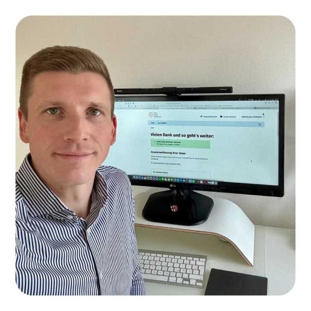 📲 Digital Ummelden in Warstein – es geht!
Seit diesem Monat kann man sich bei der Stadt Warstein auch digital ummelden und sich so den Behördengang sparen. 🙌 Ich hab’s ausprobiert und kann sagen: Es funktioniert wunderbar! 👏 Ein echter Lichtblick in unserer „Digitalwüste“ Deutschland 🇩🇪 Das sog. OZG (Onlinezugangsgesetz von 2017) sowie das Registermodernisierungsgesetz (2021) sollten eigentlich die digitale Verwaltung voranbringen – doch bisher punkteten sie eher beim Scrabble, als bei der Umsetzung. 📠 Bis 2022 wurden nur ca. 19 % der Verwaltungsleistungen digitalisiert – das ist zu wenig! Ich hoffe sehr, dass die neue Bundesregierung die Digitalisierung endlich zur Priorität macht.
Doch: Wir müssen auch vor Ort handeln und als Kommune im Sinne der Bürgerfreundlichkeit schnell umsetzen, was möglich ist.

🤖 Besonders Künstliche Intelligenz bietet enormes Potenzial – vor allem auch verwaltungsintern. Schon heute merke ich in meinem Arbeitsalltag, wieviel Zeit durch KI (bei Förderanträgen, Analysen oder auch monotonen Schreibaufgaben) eingespart werden kann. Diese Entwicklung darf nicht ignoriert werden. Das wäre, als hätte man vor 30 Jahren gesagt: „Computer brauchen wir nicht – die Schreibmaschine läuft doch!“🤓 

Sollte ich im September das Vertrauen der Bürgerinnen und Bürger bekommen, möchte ich in Warstein eine KI-Offensive starten, um mit unserer Stadt Vorreiter in diesem zukunftsträchtigen Bereich zu werden!🚀 #StadtWarstein #KI #Digitalisierung #Spinnrath2025