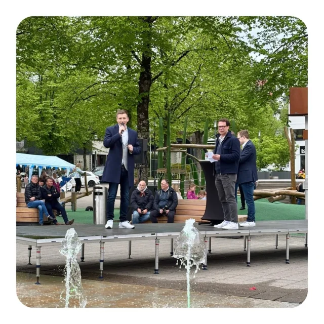 Spargelsonntag in Warstein🎉 Der Soester Anzeiger titelte heute nicht um sonst „An Attraktivität gewonnen“ – großer Andrang herrschte vom Dieploh, über den Marktplatz bis zur Sparkasse, Volksbank und schließlich auch zum Bullerteich! Großes Lob an die Veranstalter und alle, die mitgemacht haben 👏 Besonders habe ich mich natürlich gefreut, meine Ideen und mich bei der Podiumsdiskussion vorstellen zu dürfen sowie über die vielen Gespräche und Worte des Zuspruchs am Wahlkampfstand der CDU und bei Bündnis 90 / Grüne Warstein😊🤝 Ich freue mich auf die kommenden Wochen!👋 #Spinnrath2025 #StadtWarstein #Kommunalwahl2025 @gewerbeverein_warstein_e_v @risse.events @stadtmarketing.warstein @cdu_stadtverband_warstein @gruenewarstein (Und danke an @mediendesign.clewing für den Schnappschuss!📸)