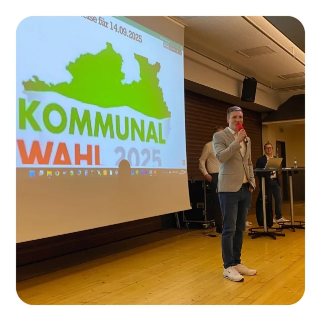 Ein ereignisreicher Donnerstag war das gestern 🚀 Zunächst durfte ich als Vorsitzender des Ausschusses für Stadtmarketing, Touristik und Kultur auch dieses Jahr wieder die Warsteiner Politik zusammen mit Bürgermeister Thomas Schöne beim Empfang der Schützenvereine vertreten. Eine tolle Möglichkeit des Austausches und gewiss auch zur Steigerung der Vorfreude auf die anstehende Schützenfestsaison 😍 Danach ging es zu Bündnis ‚90 / Die Grünen Warstein für ein kurzes Grußwort und Besprechung des Kommunalwahlkampfes 2025 🤝 Abschluss bildete die Bürgerversammlung im Golddorf, wo ich meine Ideen und meine Person kurz vorstellen durfte. Wahnsinn, welche Vielzahl von (ehrenamtlichen) Projekten hier wieder präsentiert wurden! 👏 Im Anschluss gab es noch bei einem lecker Feierabendbierchen die Möglichkeit zum geselligen Austausch in der Hirschberger Schützenhalle🍻 Ein rundum gelungener Tag mit vielen Eindrücken und spannenden Begegnungen! Das macht Lust auf mehr! Allen ein schönes Wochenende!👋 #Spinnrath2025  #StadtWarstein #Kommunalwahl2025 @thoschoene @cdu_stadtverband_warstein @gruenewarstein @hirschbergimsauerland @stadtmarketing.warstein