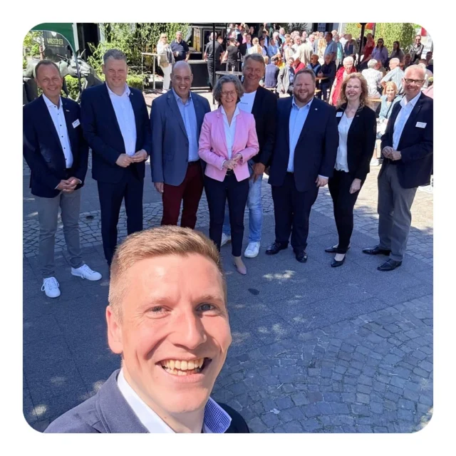 Tag der Städtebauförderung in #Rüthen – und ein Wiedersehen mit alten Bekannten! 🤝 Am Samstag hat die Stadt Rüthen im Rahmen eines Tags der offenen Tür das frisch sanierte Rathaus der Öffentlichkeit präsentiert. 

Ich durfte dieses Projekt in den vergangenen 1,5 Jahren im Projektteam als  Verantwortlicher für die Vergaben begleiten. Diese Gelegenheit haben wir genutzt, um den gesamten Ausschreibungsprozess zu digitalisieren – mit spürbaren Einsparungen bei Zeit und Papier.

Die umfängliche energetische und barrierefreie Umgestaltung wurde mit rd. 4,47 Mio. Euro aus der NRW-Städtebauförderung unterstützt. Das besondere: das Projekt ist komplett im Zeit- und Kostenplan geblieben! Von dem Einsatz der Mittel überzeugte sich am Samstag die zuständige Landesministerin Ina Scharrenbach sowie Vizelandtagspräsident Christof Rasche, Landratskandidat MdL Heinrich Frieling und MdL Jörg Blöming. 

Nach einer informativen Führung konnte ich es mir nicht nehmen lassen, meine früheren Landtagskollegen auf ein heimisches Gerstengetränk einzuladen.🍻😀 Ein ganz besonderer „Arbeitstag“ zur Feier eines gelungenen Projekts! @inascharrenbach @christof.rasche @heinrichfrieling @joergbloeming @stadtruethen @staedtebaufoerderung 

#tagderstädtebauförderung #Spinnrath2025