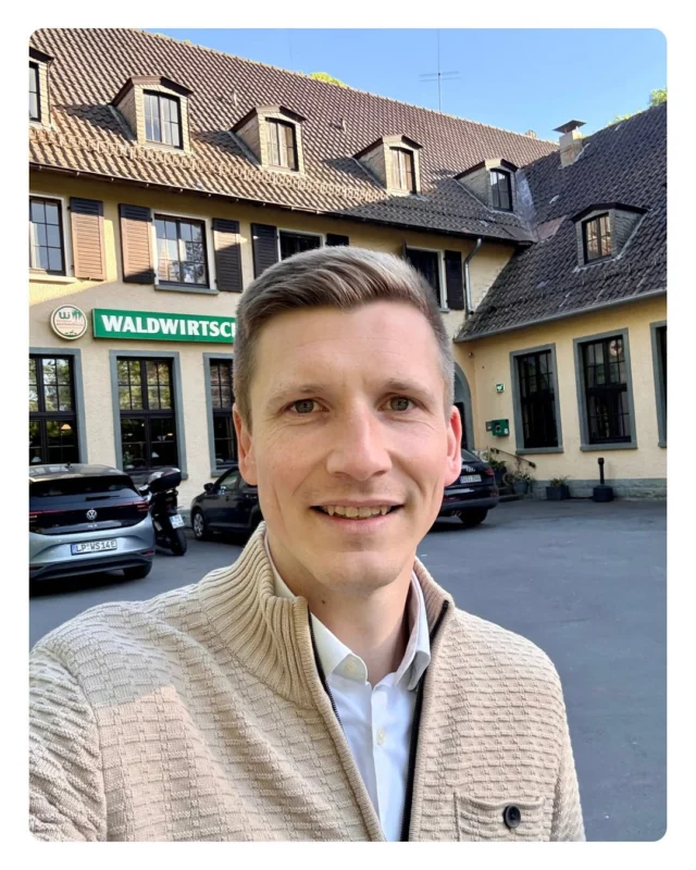 🚨WERBUNG [aus Überzeugung]
Gestern hatte der Bilsteintal e.V. zur Mitgliederversammlung geladen. Im Vorfeld gab’s die Möglichkeit, sich bei einem Rundgang selbst ein Bild von den laufenden Projekten zu machen – mein Fazit: WAHNSINN.
 
Was hier seit Jahren auf ehrenamtlicher Basis geleistet wird, ist mehr als beeindruckend.
Was einst als Einsatz zur Rettung der alten Jugendherberge begann, hat sich durch Engagement, Ideenreichtum und Durchhaltevermögen zu einem echten Highlight und Aushängeschild unserer Heimatstadt entwickelt.🙏 Mittlerweile wurde die Herberge renoviert und mit einer Ausstellung ausgestattet, hat mit dem Waldkindergarten (getragen vom Forum Jugendarbeit e.V.) ein naturnahes Betreuungsangebot sein Zuhause gefunden – und Veranstaltungen wie u.a. das Frühlingsfest, der Abenteuertag oder „Leuchtendes Bilsteintal“ sorgen regelmäßig für Begeisterung bei Groß und Klein.
 
Und trotz all dem Erreichten – das bekanntlich auch gepflegt und erhalten werden muss – ruht sich hier niemand aus: Die Reaktivierung des Waldhauses Viktoria läuft bereits. Neue Ideen wie z.B. ein Veranstaltungsplatz mitten im Tal oder einer „Luchs-Brücke“ zeigen den unermüdlichen Antrieb der Helferinnen und Helfer, hier einen familienfreundlichen Erlebnisort zu schaffen – und das bei freiem Eintritt!
 
Ich selbst bin seit einigen Jahren „nur“ passives Mitglied – denn neben Kommunalpolitik und privaten „Baustellen“🏗️ fehlt derzeit einfach die Zeit. Aber ich möchte meine bescheidene Reichweite nutzen, um für diesen Verein zu werben:

➡️Für nur 24 Euro im Jahr (❗️) kann man ohne großen Zeitaufwand diese tolle Arbeit mit einer Mitgliedschaft unterstützen.⬅️
 
Und: Jeder weiß, dass aus vielen kleinen Beiträgen am Ende ein großer werden kann.
Spenden sowie Mitmacher und Anpackerinnen sind jederzeit willkommen! Infos & Mitgliedsantrag gibt es online unter 👉 bilsteintal[.]de / @bilsteintalwarstein 

Mir war es, besonders nach dem gestrigen Abend, erneut ein Anliegen, für dieses Engagement zu werben.🙂
 
Allen ein schönes Wochenende!☀️ #Bilsteintal #Ehrenamt #StadtWarstein