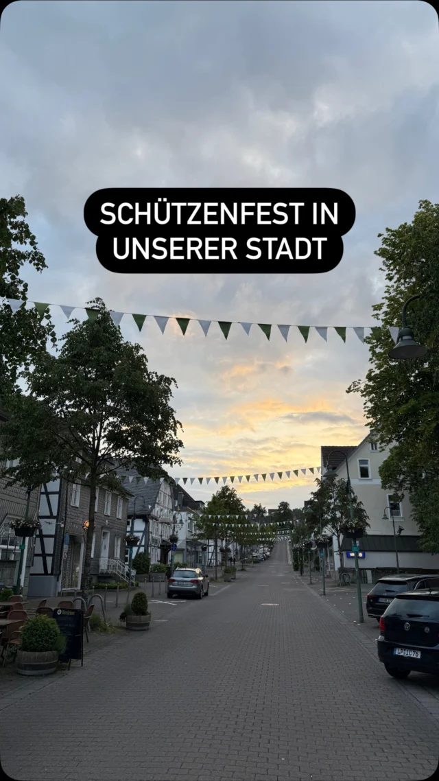 Horrido! Es ist wieder so weit!🎉 Die Schützenfestsaison 2025 in unserer Stadt startet dieses Wochenende in #Suttrop und #Waldhausen 🙌 Ich wünsche allen Schützenschwestern und Schützenbrüdern, den Musikvereinen und natürlich allen Gästen eine unbeschwerte Zeit und ein stimmungsvolles Fest! Genießt das gelebte Brauchtum in unserer Heimatstadt und danke an die ganzen helfenden Hände, die unsere Schützenfeste erst möglich machen!🤝 Wir sehen uns „auffer Halle“!🙌 #StadtWarstein #Schützenfest #Brauchtum #Ehrenamt #GutSchuss #Spinnrath2025